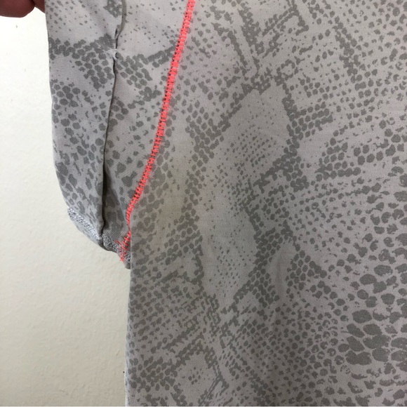 Lululemon Weekend Short Sleeve Desert Snake White Silver Fox / White size 10 - Picture 4 of 11